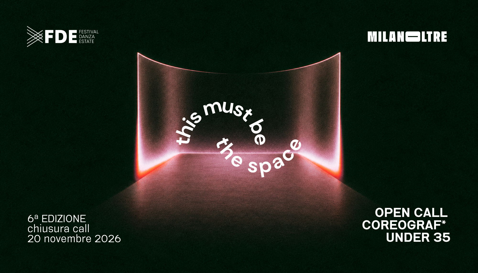 Grafica della sesta edizione di “This must be the space”, open call rivolta a chi si occupa di coreografia e ha meno di 35 anni, con chiusura il 20 novembre 2026. Su fondo verde scuro, uno spazio vuoto con pareti curve e bordi luminosi rosa ospita il titolo bianco disposto su linee ondulate. In alto, i loghi di Festival Danza Estate e MilanOltre.